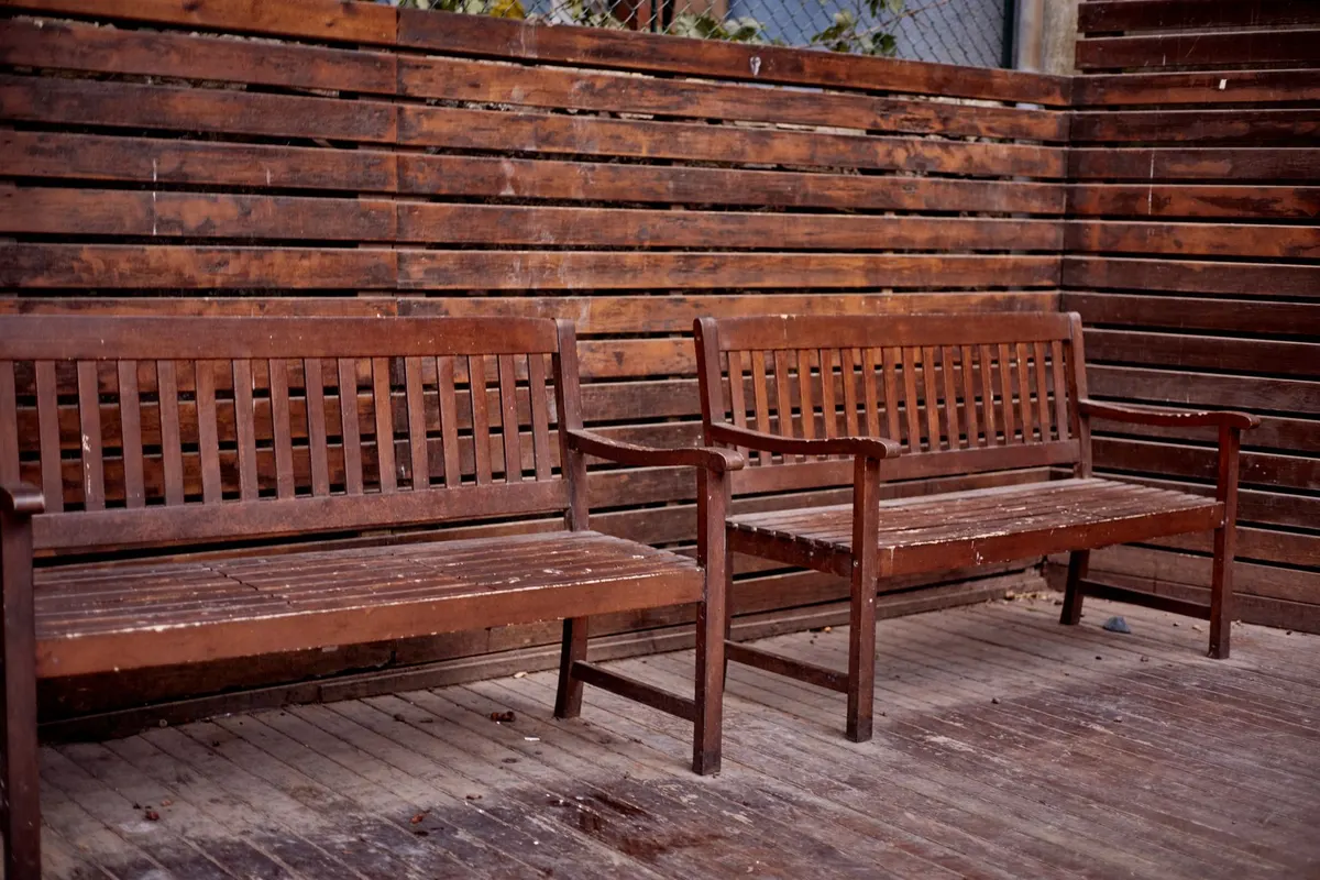 DIY project: a simple outdoor garden bench from 2x4s