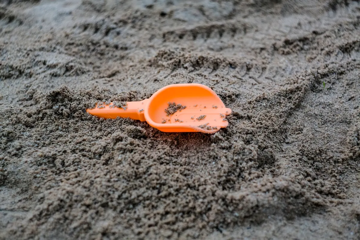 DIY project: a backyard sandbox with seat rails