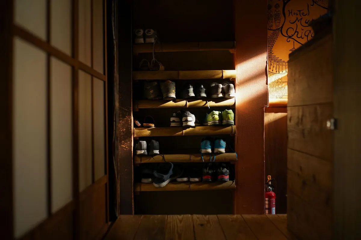 DIY project: an entryway shoe rack with two shelves