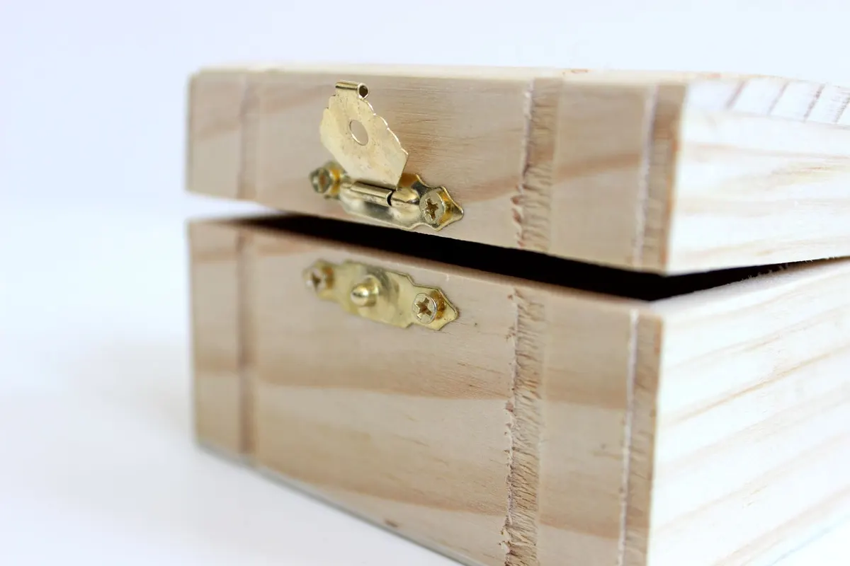 DIY project: a plywood storage chest with a hinged lid