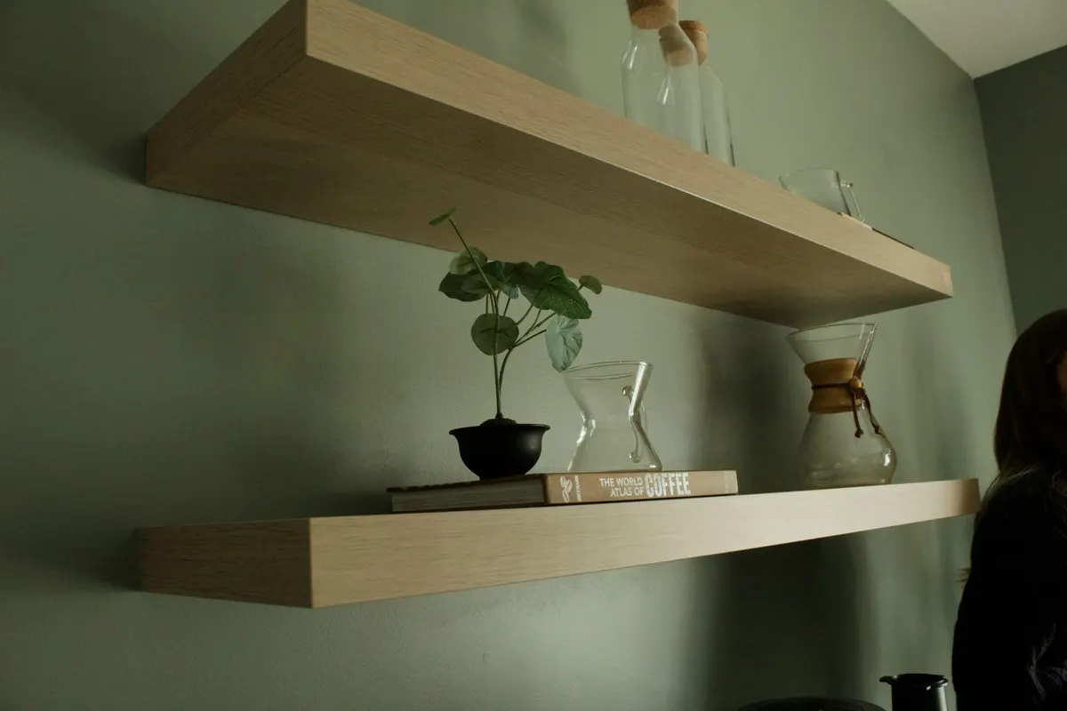 DIY project: wall-mounted floating shelves with hidden brackets