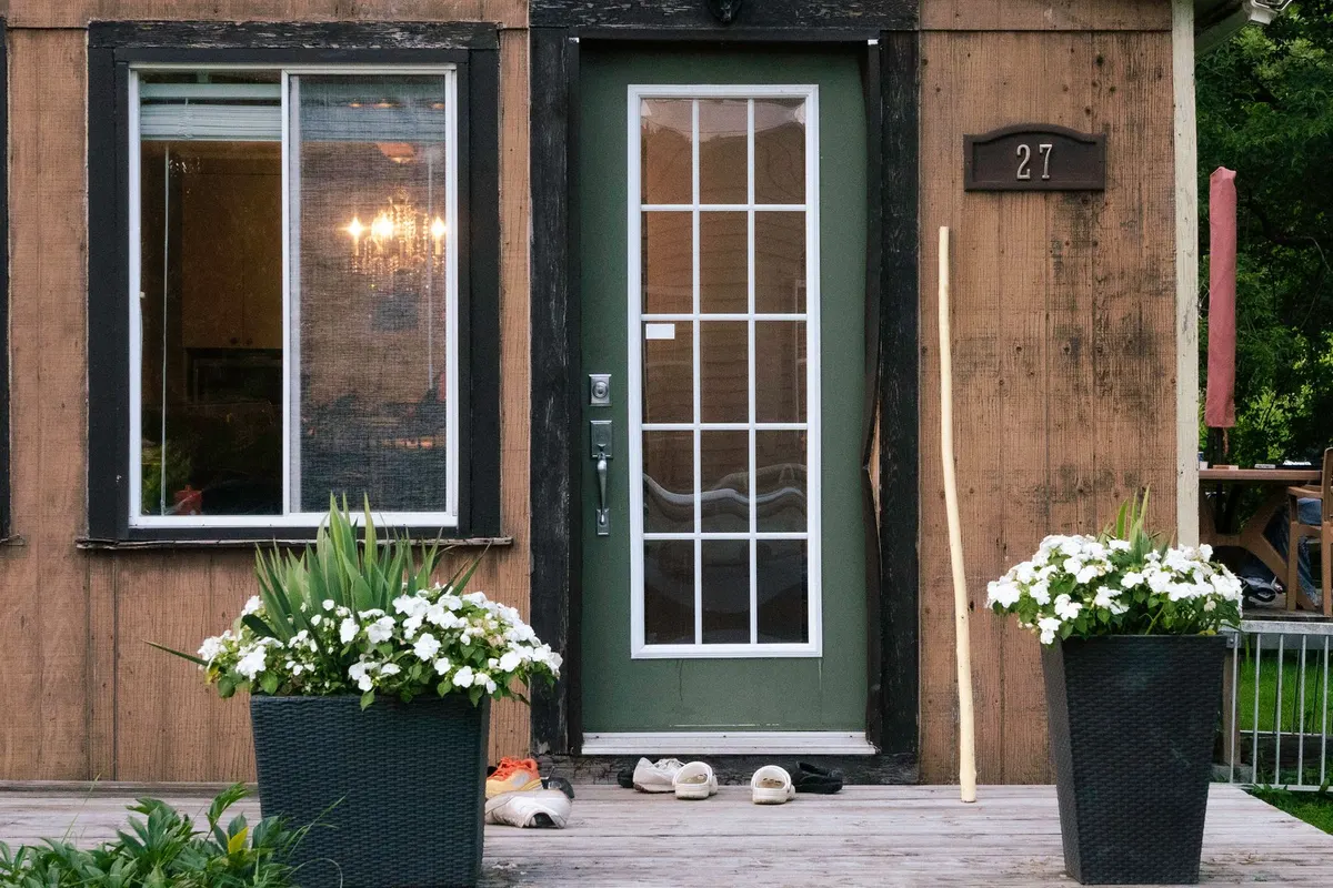 DIY project: fitting and hanging a storm door