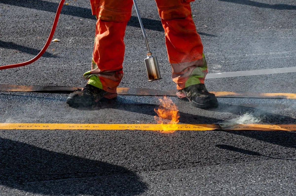DIY project: cleaning and sealing an asphalt driveway